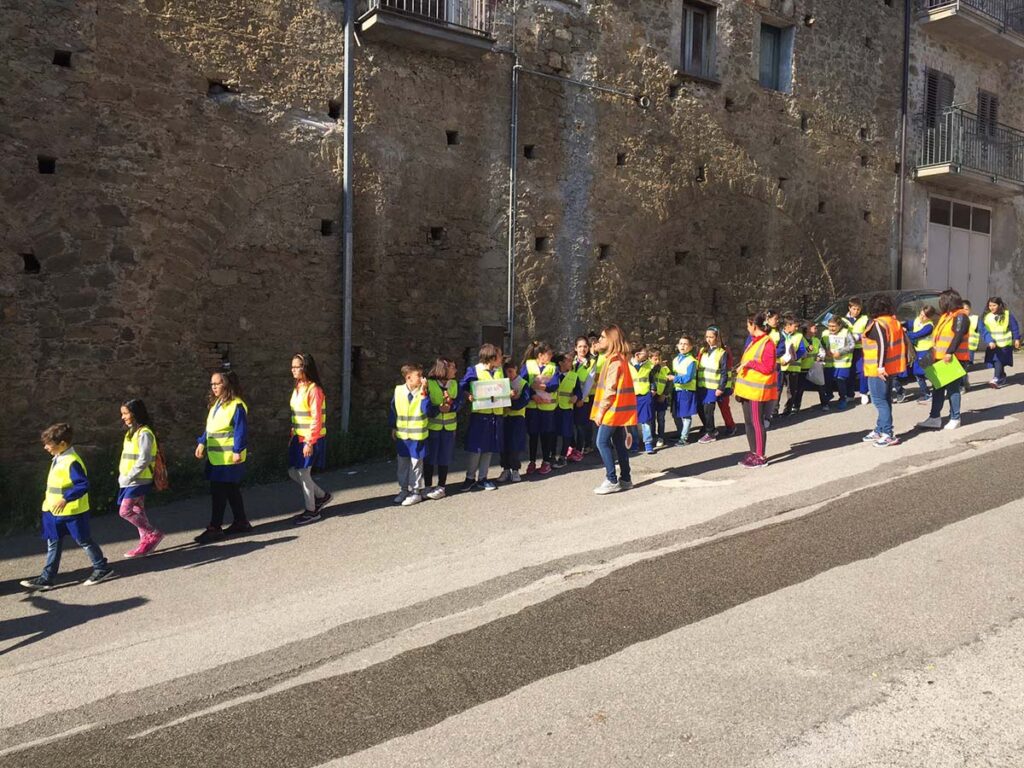 PiediPoetiBus. Passeggiare e Poetare fa Bene